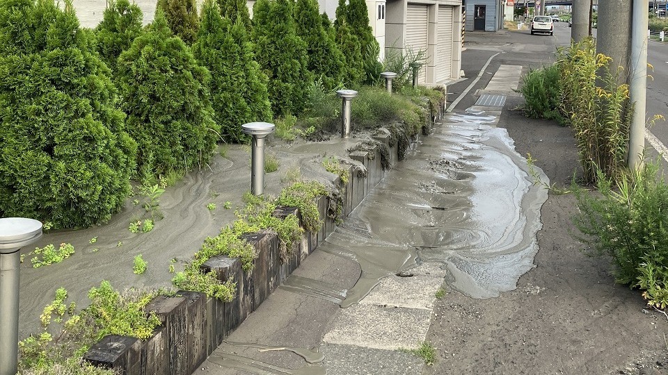 掘削した土が湧き出た現場(26日午前6時ごろ・札幌市西区)鉄道・運輸機構提供