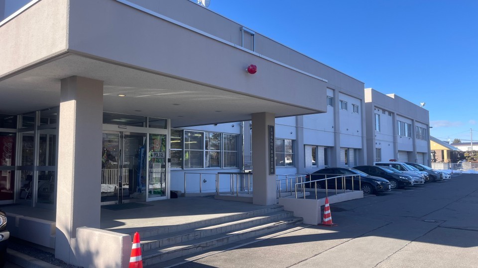 事故の原因を調べている伊達警察署