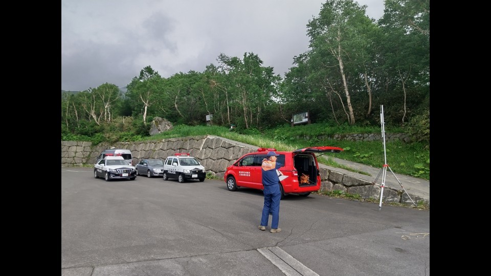 救助に当たる警察と消防（3日　北海道上富良野町）