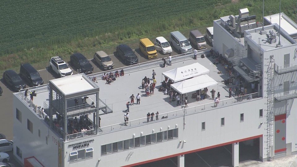 屋上に避難する住民(30日・北海道むかわ町)
