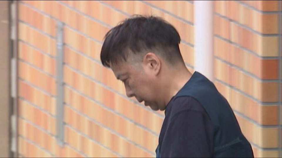 送検される花田隆一容疑者(56)(6月・札幌西警察署)