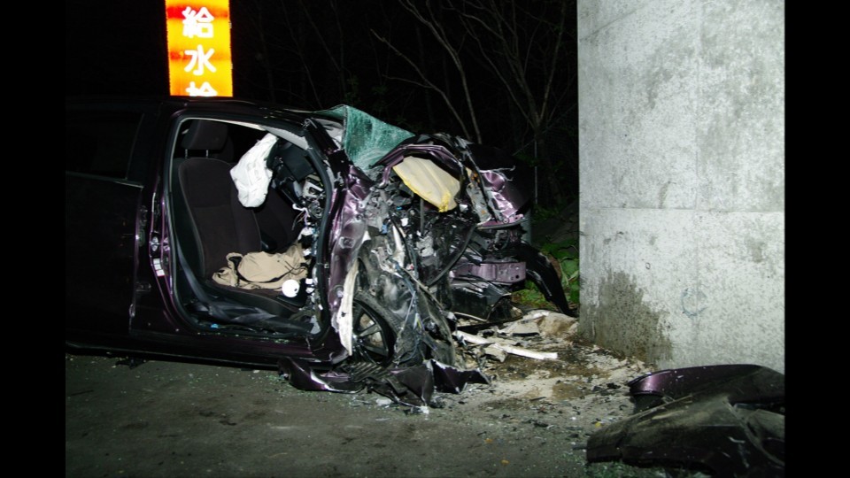 衝突し大破した乗用車(提供:北海道警察)