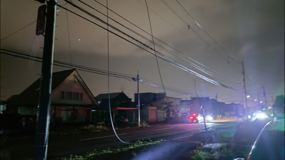 道路に垂れ下がった電線(北海道岩見沢市・20日)