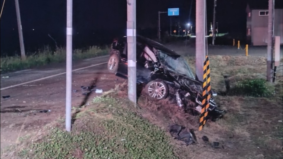 大破した車(23日夜 北海道美唄市)