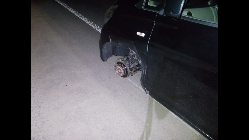 タイヤが脱落した軽乗用車(提供:北海道警察)