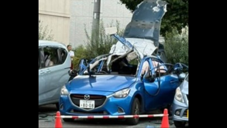 爆発した乗用車(視聴者提供)