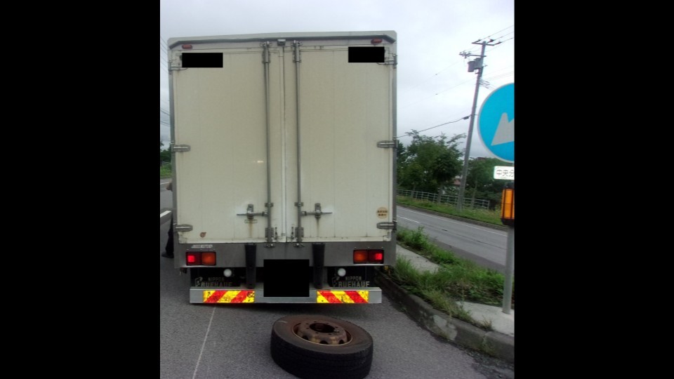 トラックと外れたタイヤ(北海道警察提供)