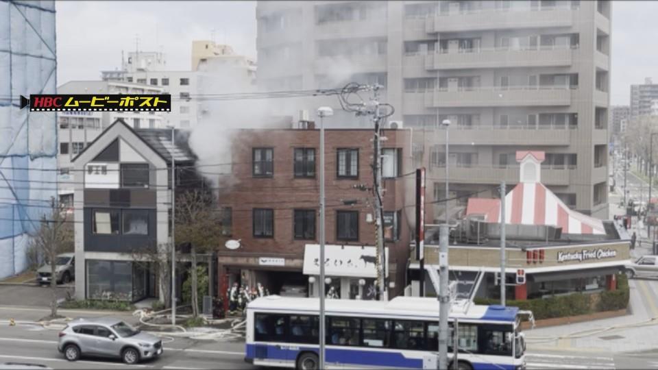 火事があった雑居ビル(30日午後 札幌市中央区大通西27丁目 視聴者提供)