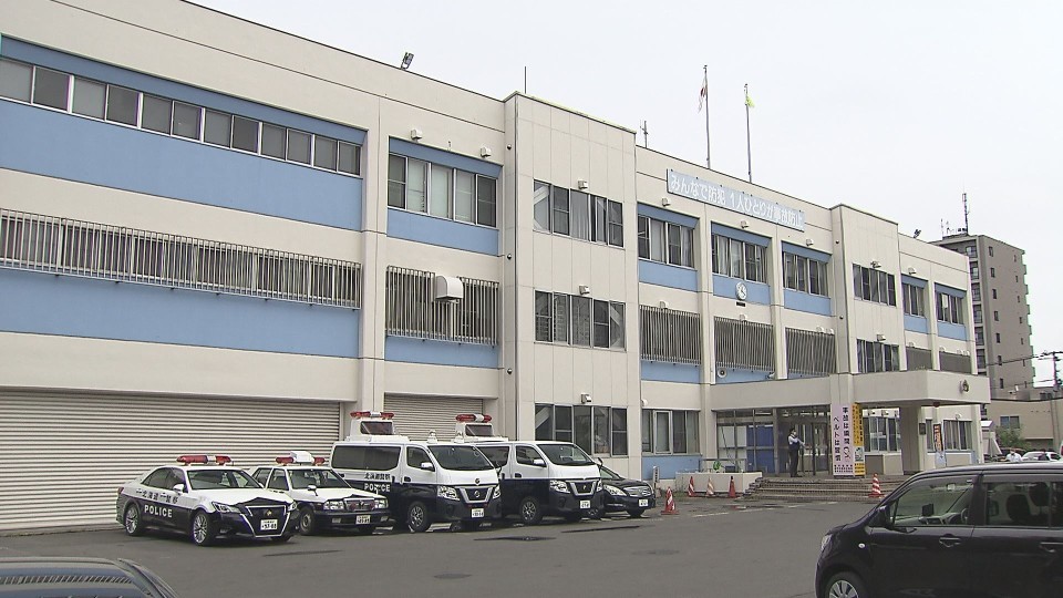 交際相手をスマートフォンで殴打した傷害事件を調べる札幌豊平警察署