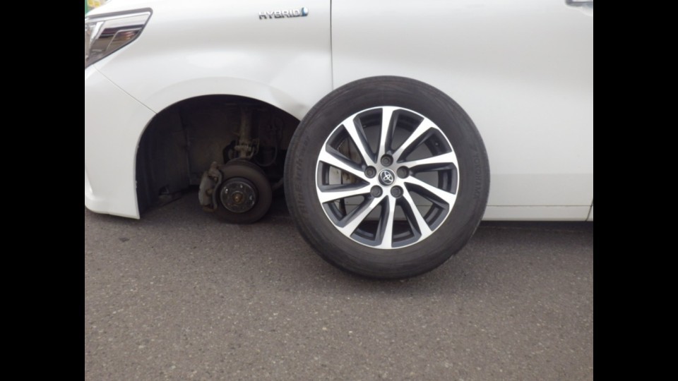 ワンボックスカーから脱落したタイヤ(提供・北海道警察)