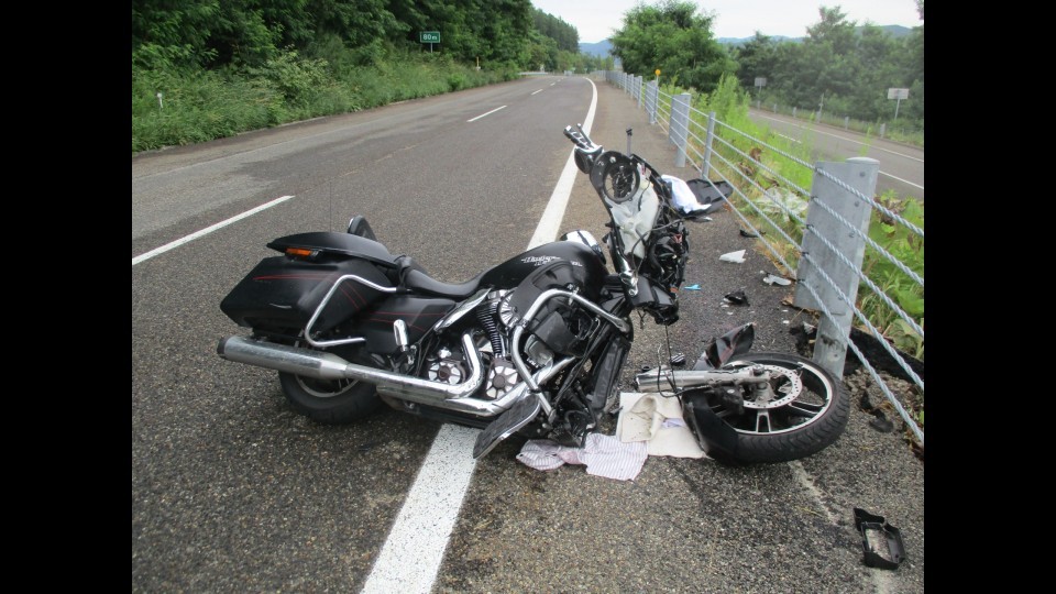 フロントフォークが折れた大型バイク(画像提供・北海道警察)