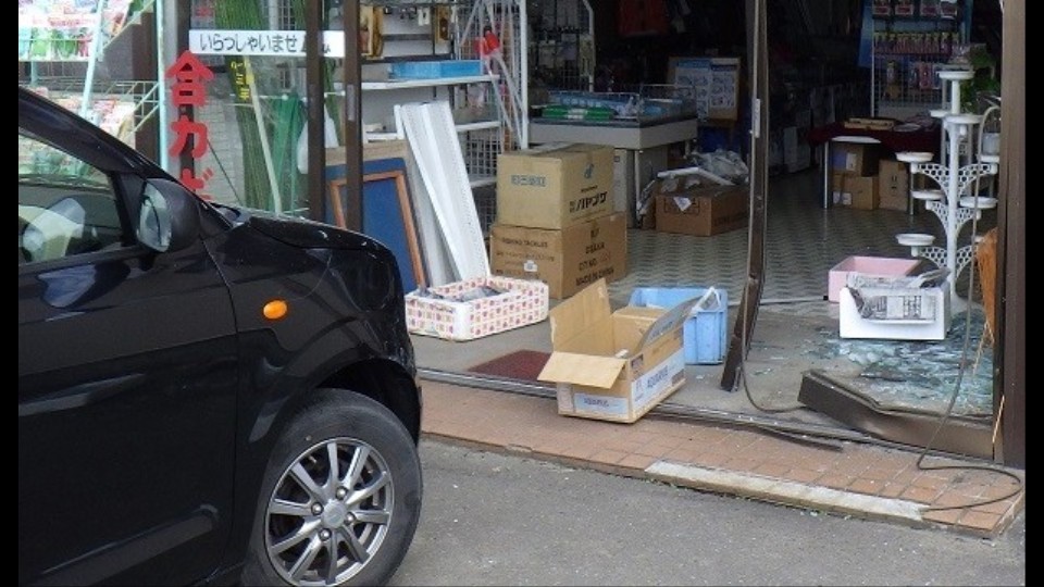 店舗の入口に突っ込んだ軽乗用車(提供・北海道警察)