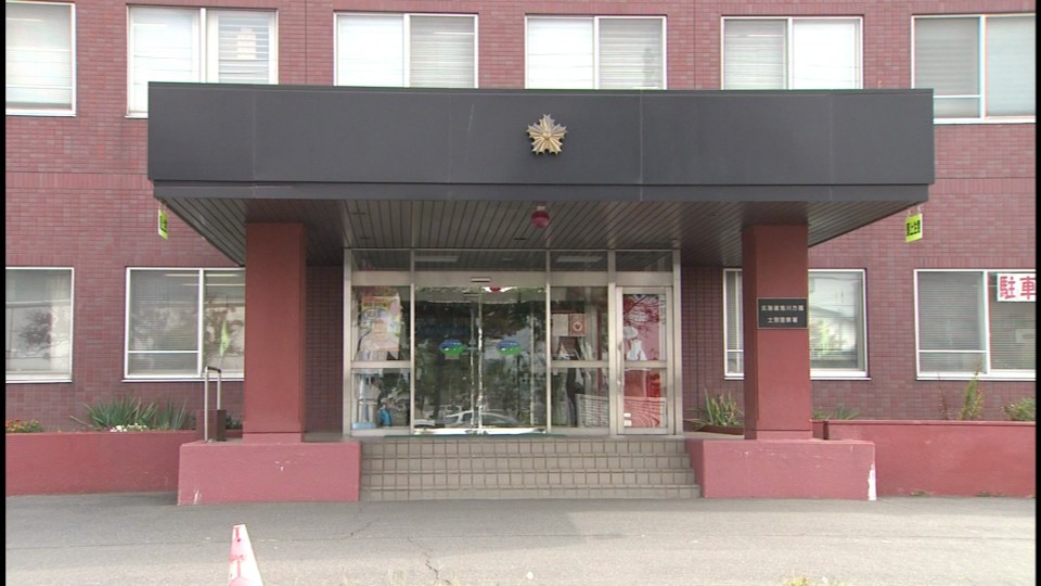 恐喝の疑いで24歳の男女2人を逮捕した士別警察署