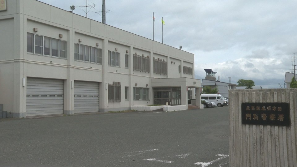 男性を捜索する門別警察署
