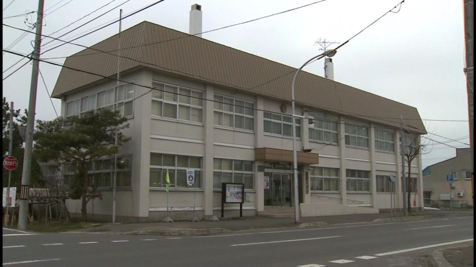 ダンプカーのタイヤ脱落を発表した八雲警察署