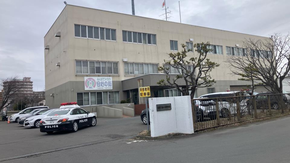 詐欺と窃盗容疑で寺田楓容疑者を逮捕した千歳警察署