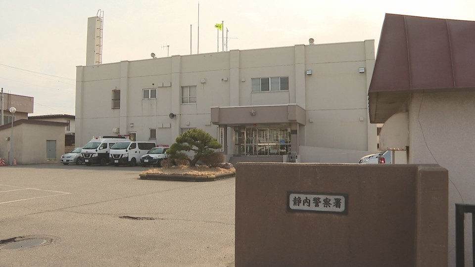 事故について調べている静内警察署