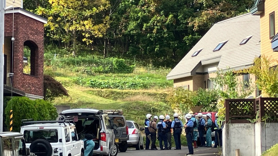 現場周辺を警戒する警察ら