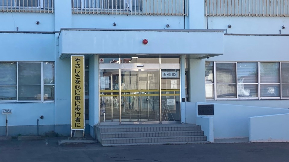 高齢ドライバーに注意を呼びかけている美幌警察署