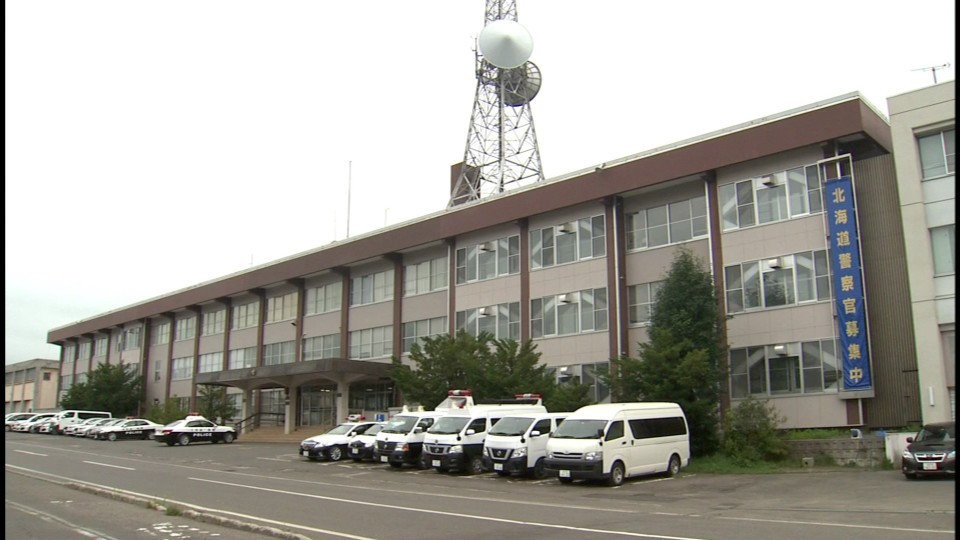 脱落した状況を調べている北見警察署