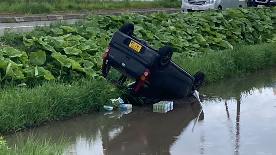 路外に転落した軽乗用車（20日　北海道砂川市）