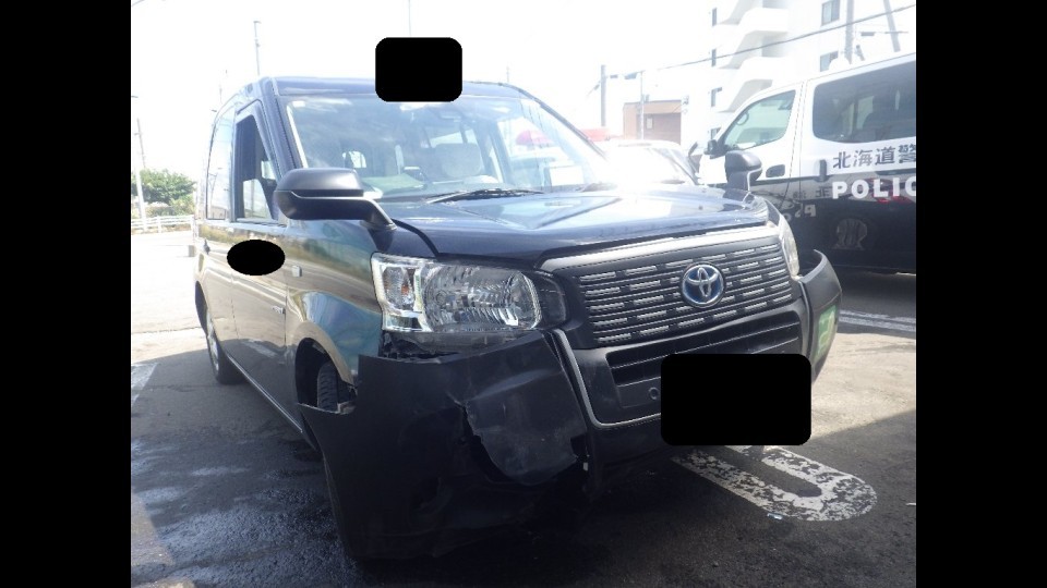 コンビニに突っ込んだタクシー(画像提供・北海道警察)