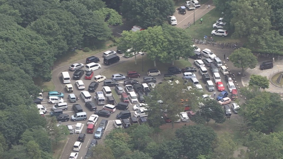 高台に避難した車(30日・北海道苫小牧市)