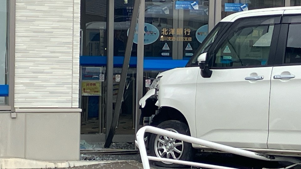 銀行に突っ込んだ乗用車（16日午後　北海道函館市）