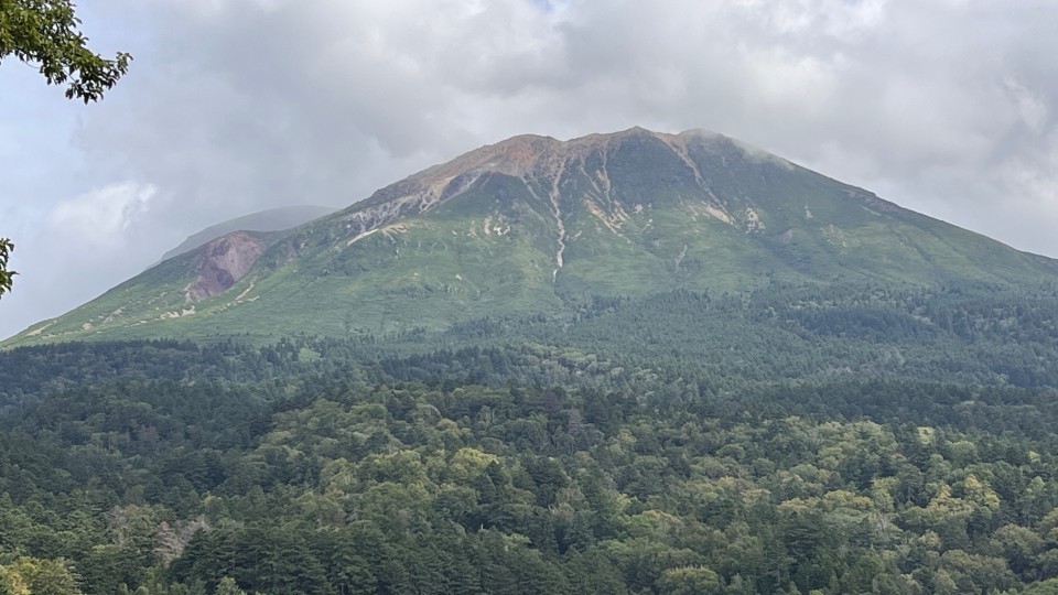 雌阿寒岳(13日撮影)