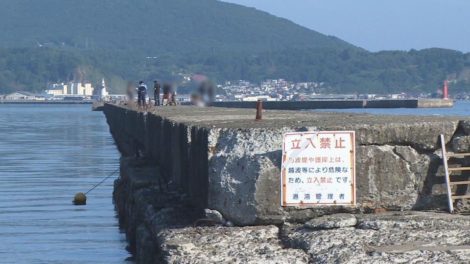 釣りの60代男性が海中転落、悪性肺炎や低体温症か…助けに飛び込んだ20代男性も自力で上がれず、現場は立ち入り禁止の防波堤