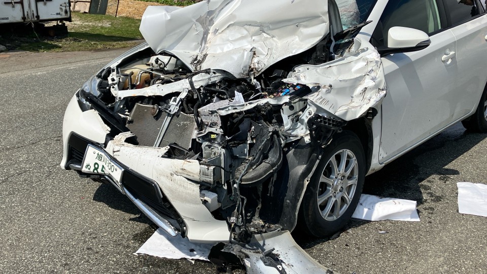 トラックに追突した乗用車