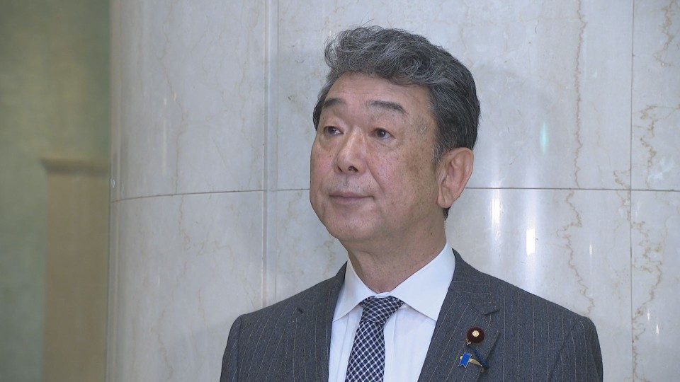 記者団の取材に答える中村裕之氏(5月31日)