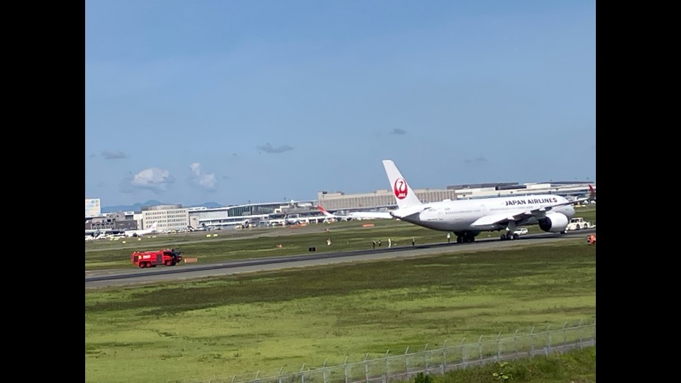 エンジントラブルで引き返したJAL機(4日午前 北海道・新千歳空港)