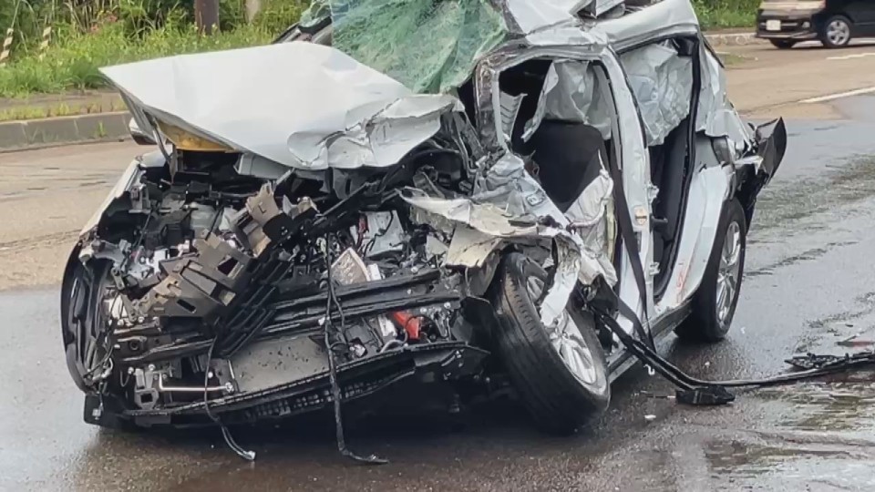 トラックと衝突し大破した乗用車(9日午後・北海道弟子屈町)提供:視聴者