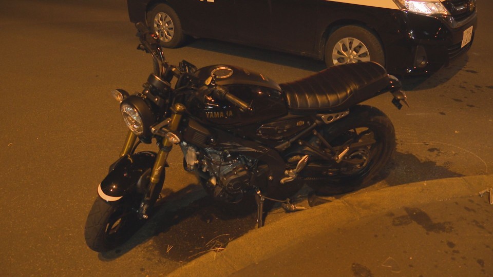 乗用車とバイクが衝突（24日　札幌市中央区南4条西10丁目）