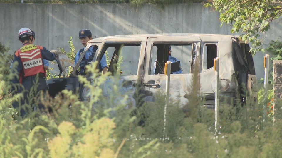 炎上した軽乗用車(12日朝 札幌市白石区本通8丁目北)