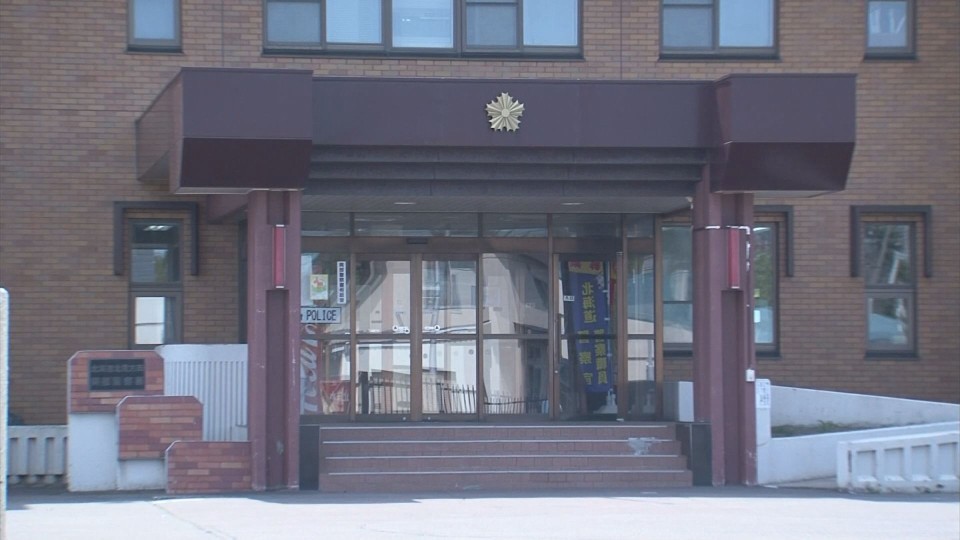 窃盗容疑で24歳の小学校教諭を逮捕したと発表した興部警察署