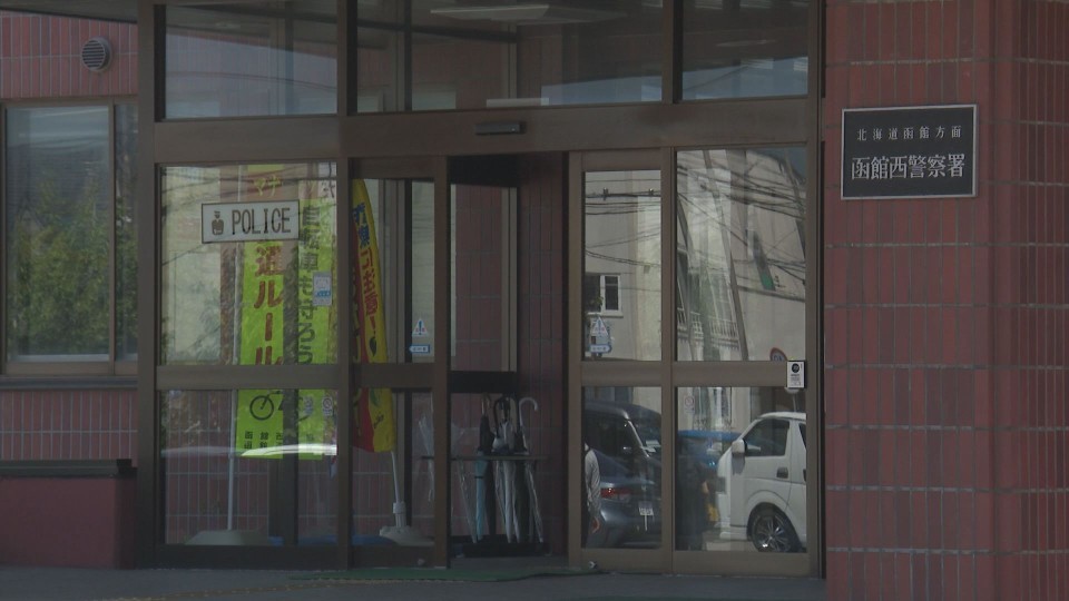 風営法違反で逮捕した男を取り調べている函館西警察署