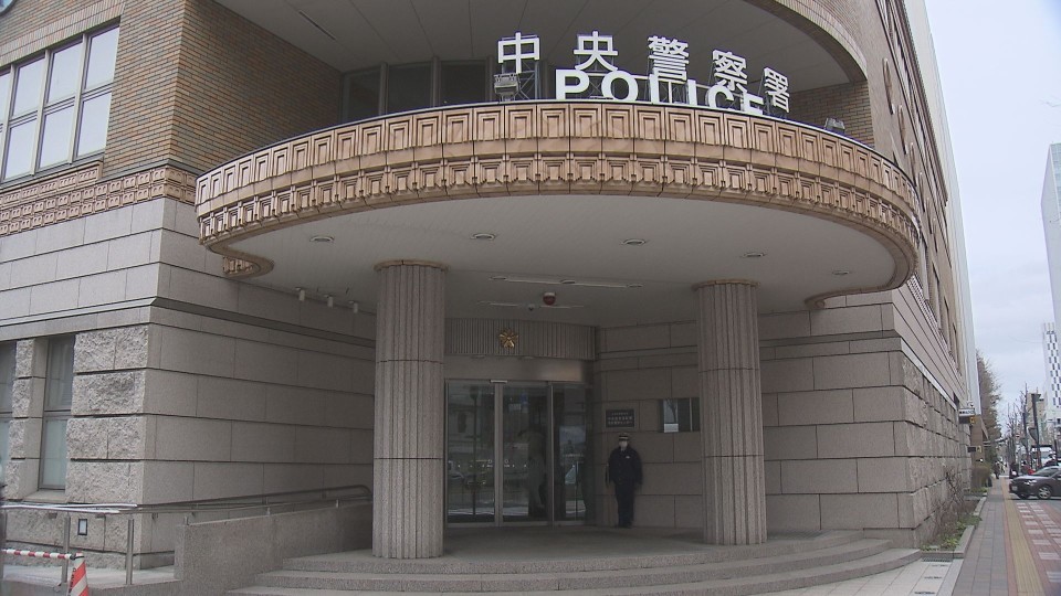 事後強盗事件として逃げた男の行方を追う札幌中央警察署