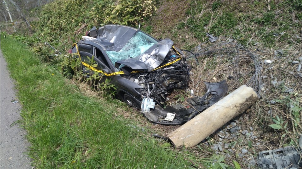 電柱に衝突した乗用車
