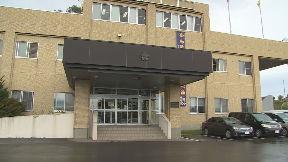 暴行容疑で62歳の男を逮捕、取り調べている余市警察署