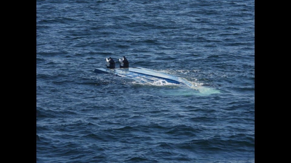 転覆した第三十一美加丸（27日　北海道根室港沖）提供:根室海上保安部