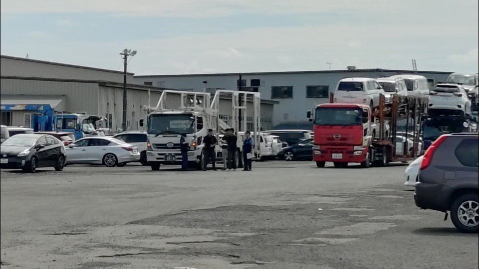 事故があった中古車オークション会場(22日午前 北海道江別市角山)