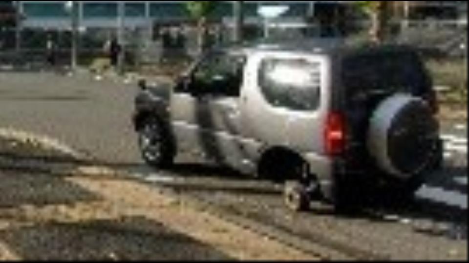 左後ろのタイヤが脱落した乗用車(5日 北海道恵庭市 北海道警提供)