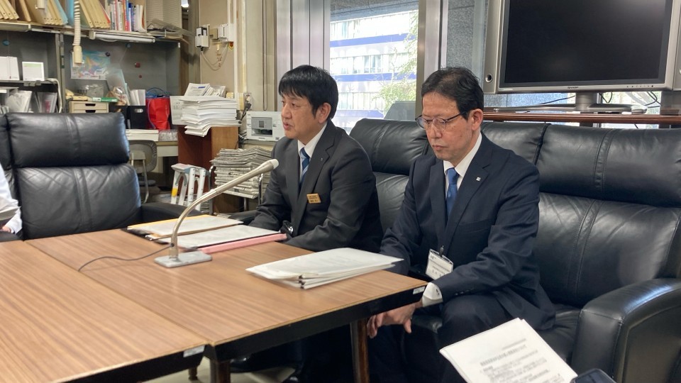 経緯を説明し謝罪する北海道の担当者(7日 北海道庁)