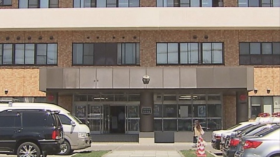 逮捕した男を取り調べている札幌・西警察署