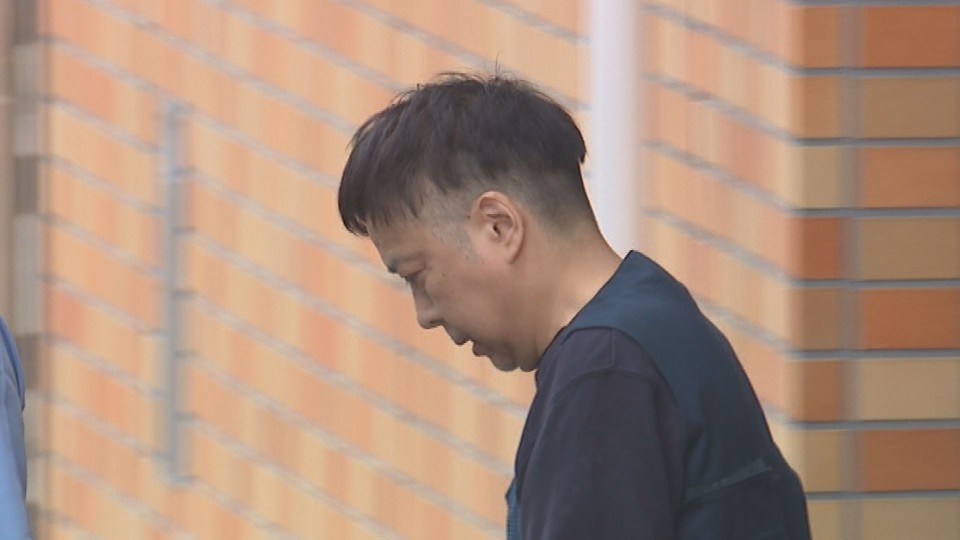送検される花田隆一容疑者(13日・札幌西警察署)