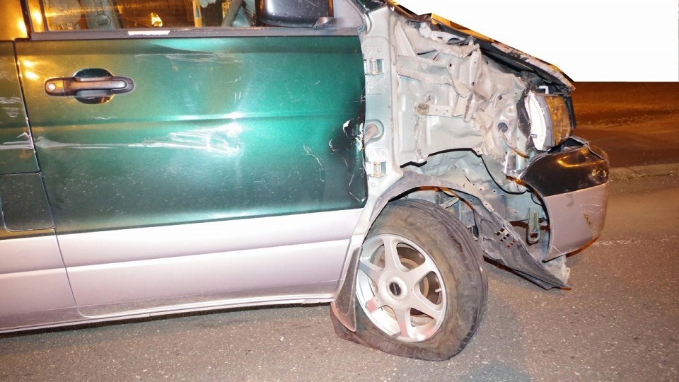 フロント部分が破損した乗用車（提供:北海道警察）