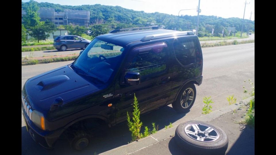 タイヤが脱落した軽乗用車(画像提供・北海道警察)