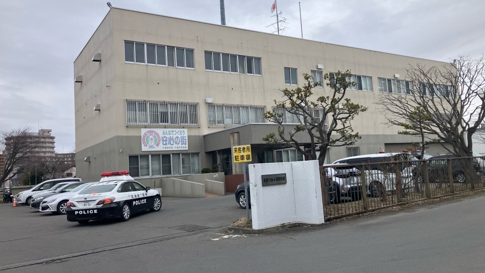 恐喝の疑いで10代3人を逮捕した千歳警察署